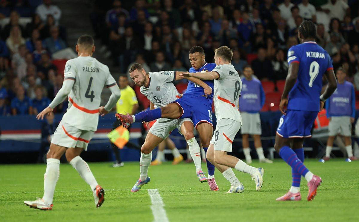 米兰本赛季表现强劲，阵容稳定，今夜对阵萨索洛关键，需全力争胜。（米兰本季状态火热、阵容稳定，今夜对萨索洛一战至关重要，唯有全力争胜）