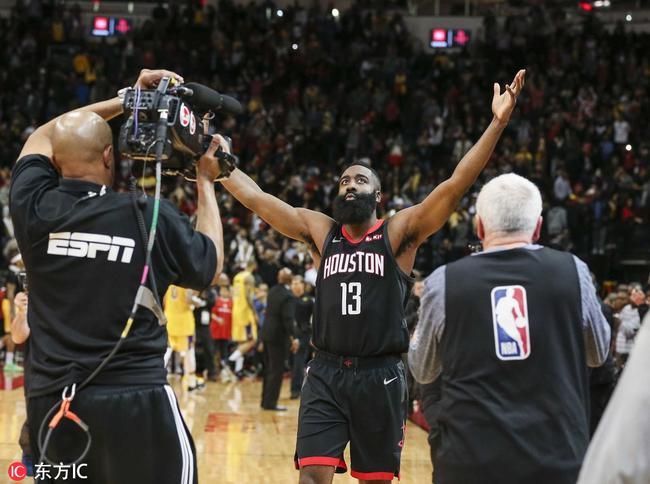 篮球赛场上的瞬间传奇：郭艾伦弧顶绝杀徐杰（郭艾伦弧顶压哨绝杀徐杰：球场上的传奇一刻）