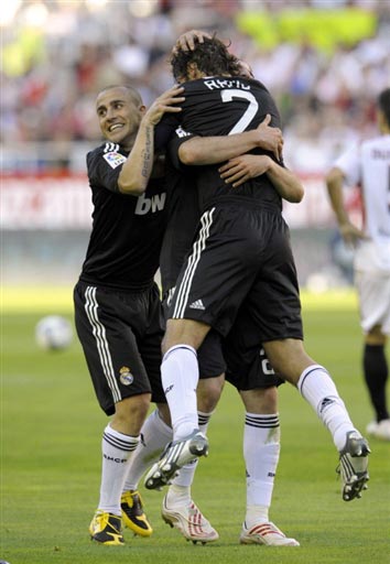 克雷莫内塞2-0莱切，博纳佐利建功，萨纳夫里亚锁定胜局（克雷莫内塞2比0力克莱切：博纳佐利先拔头筹，萨纳夫里亚终结悬念）