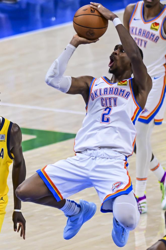 巴里·布朗在比赛的半场阶段展现出了惊人的实力，他的高效表现成为了球队的一大亮点。（巴里·布朗半场爆发，高效发挥成球队最大亮点）