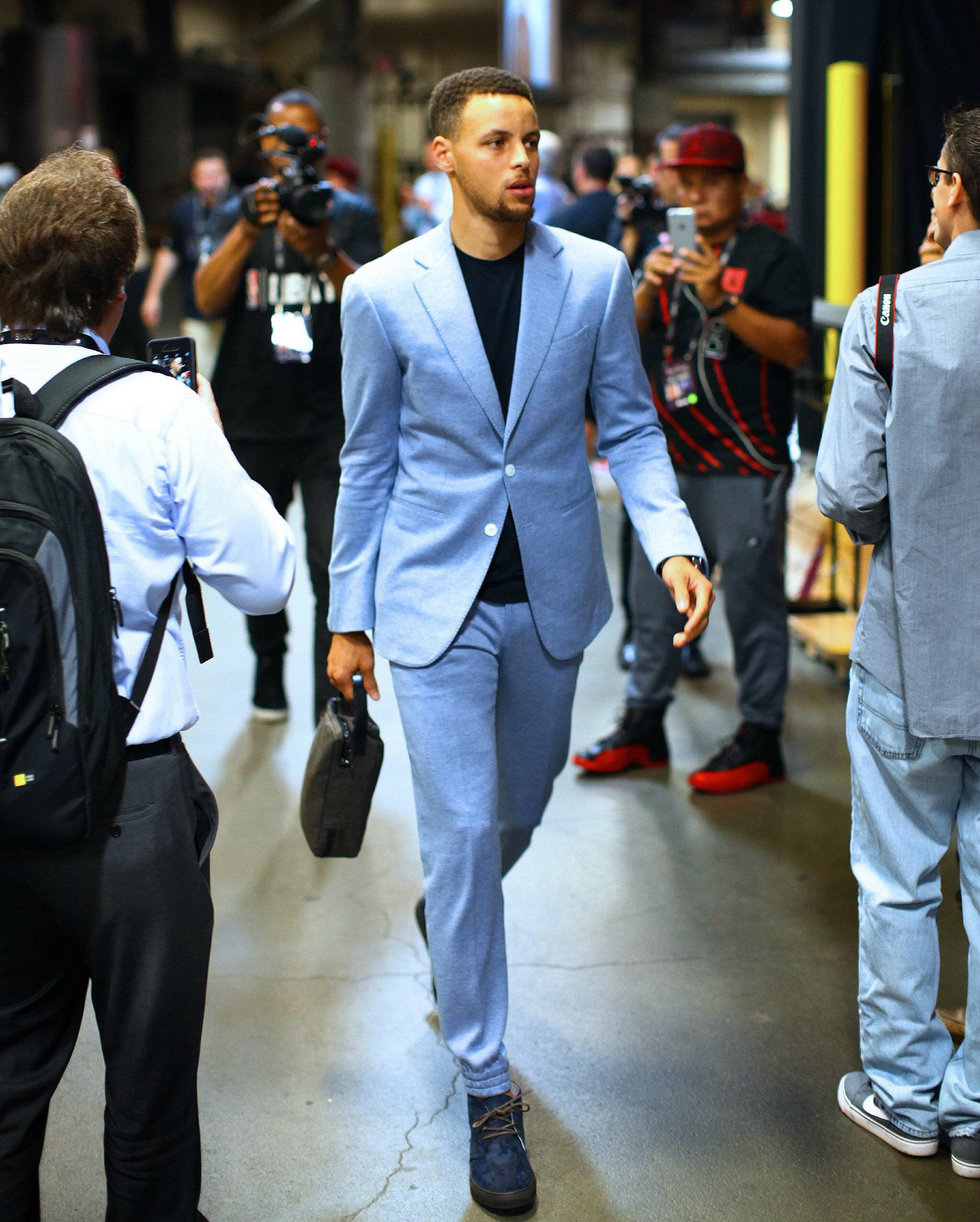 半场数据：皇马9射门4射正，塞尔塔上半场仅2脚射门（上半场数据：皇马9次射门4次射正，塞尔塔仅2次射门）