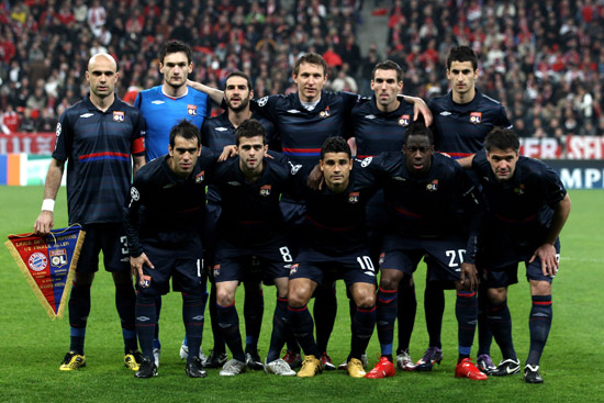 AC米兰主场3-2逆转都灵，40岁魔笛全场发挥，助力球队重返榜首，展现强大实力与斗志。（AC米兰3-2主场翻盘都灵，40岁魔笛统治全场，红黑军团重返榜首）