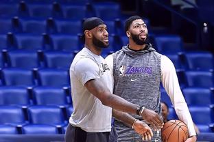 奥斯卡庆祝海港夺冠：我们是冠军！祝贺我的队友、朋友和球迷（奥斯卡为海港封王喝彩：我们是冠军！致敬我的队友、朋友与球迷）