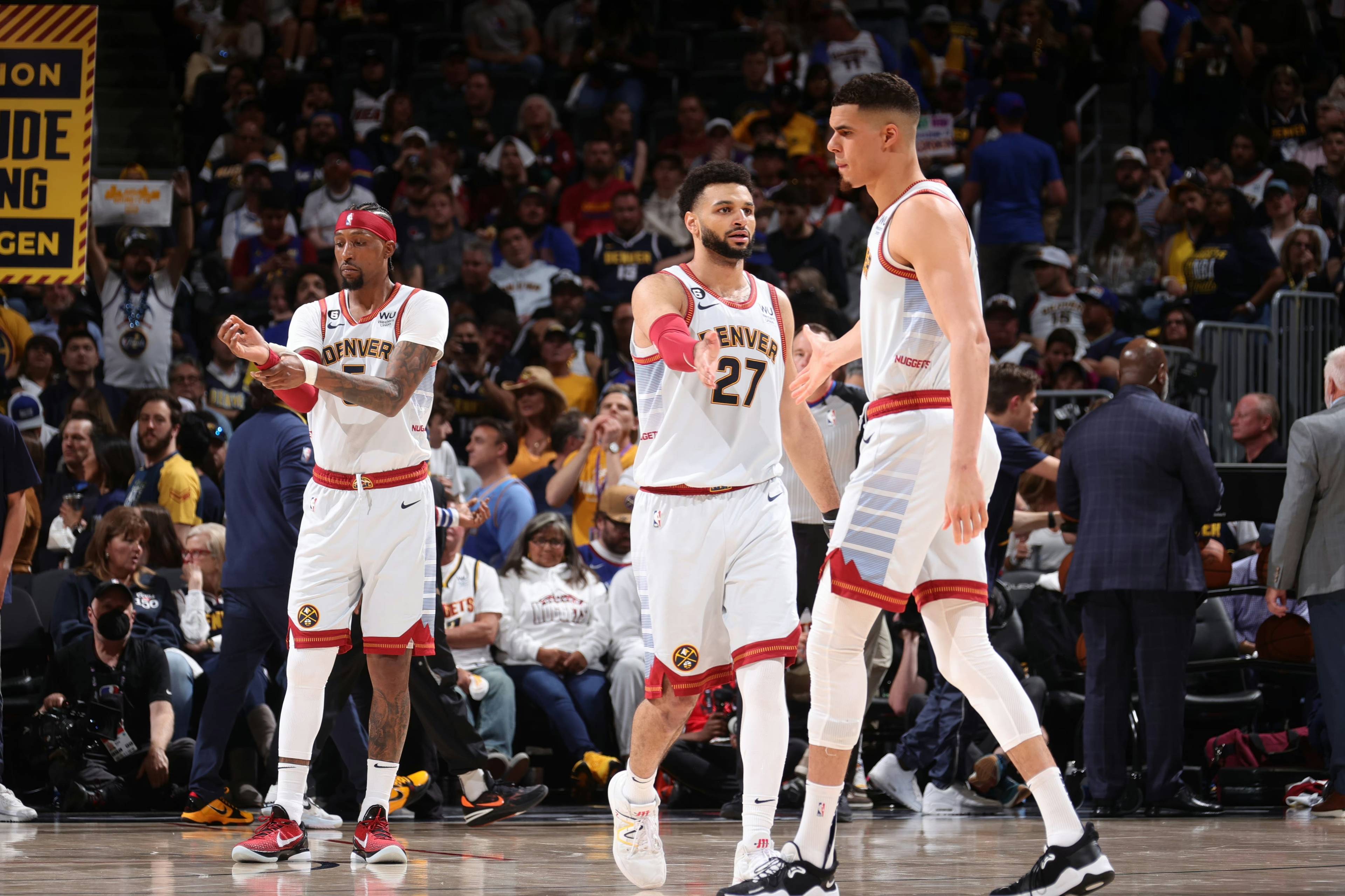 上海篮球新星闫鹏飞：32岁老将的潜力赛精彩表现（上海篮球悍将闫鹏飞：32岁老将在潜力赛中大放异彩）