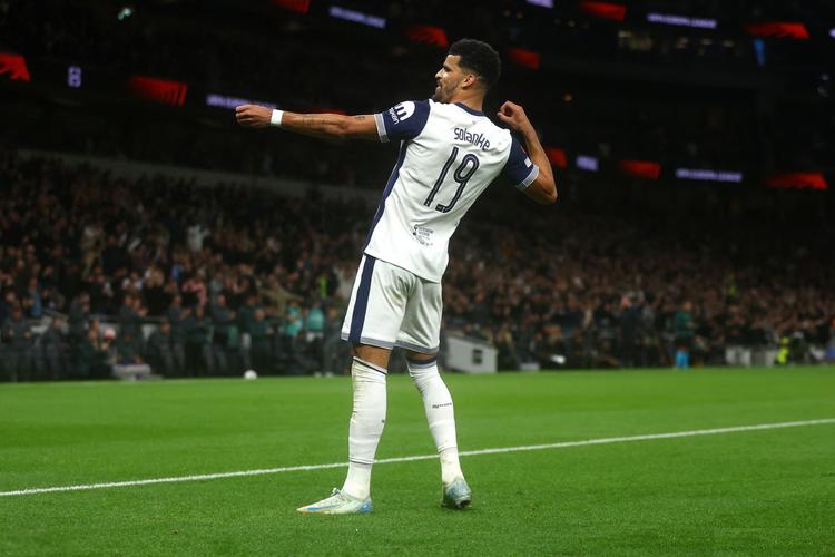 哈特：尼克斯不管升不升NBA杯冠军旗帜，都会有人生气（哈特：尼克斯无论是否升挂NBA杯冠军旗，总有人会不满）