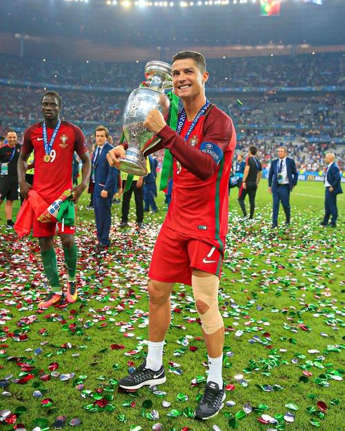 多纳鲁马：自豪能力压众多优秀门将获奖，盼在曼城获更大成功（多纳鲁马：为力压群雄捧杯感到骄傲，期待在曼城创造更大辉煌）