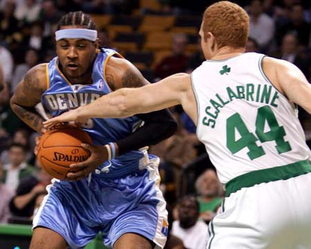 约老师杀手！爱德华兹首节14分全过程：骗三分犯规+底线拉杆美如画（约老师克星！爱德华兹首节斩获14分全记录：造三分犯规+底线拉杆惊艳如画）