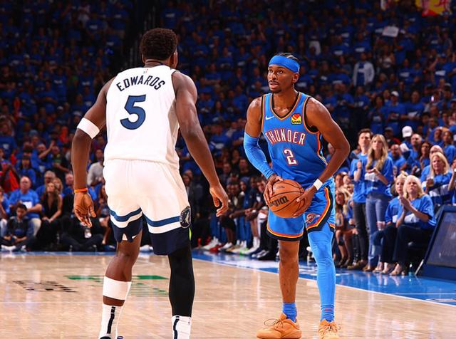 德媒：金玟哉大腿肌肉疼痛，可能会伤缺数场（德媒：金玟哉大腿肌肉不适，或将缺阵多场比赛）