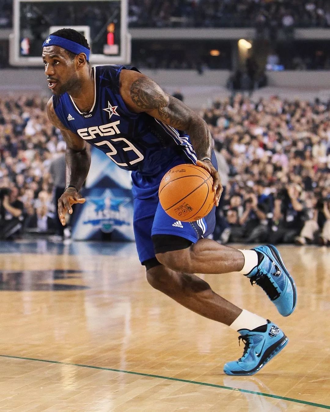 今天是海港足球俱乐部一线队球员武磊的生日，让我们...（武磊生日到来，海港一线队邀你送上祝福）