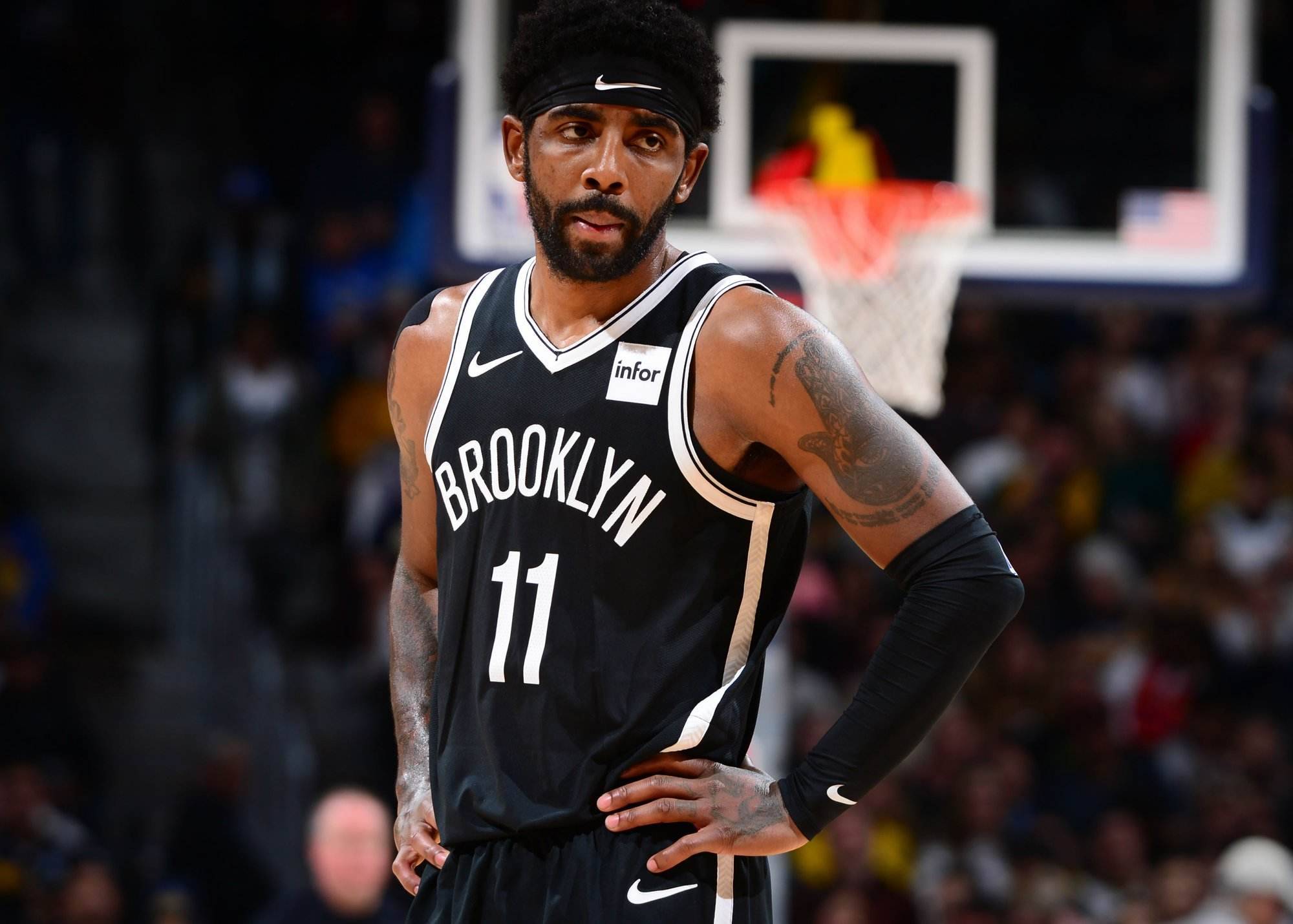 球员倒地救球拼劲十足（球员飞身倒地奋力救球）