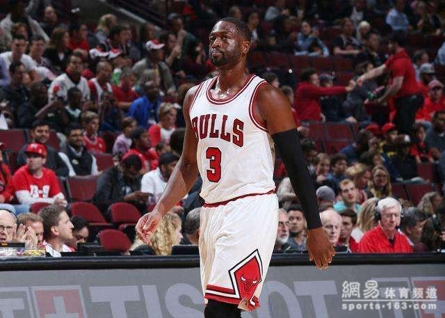 英媒：费迪南德称卢克-肖在曼联有重要地位，他需要证明自己（英媒：费迪南德认为卢克-肖在曼联举足轻重，但仍需自我证明）