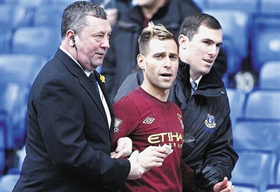 阿根廷国家队抵达安哥拉，大批球迷等候并高呼梅西名字（阿根廷国家队飞抵安哥拉，众多球迷迎候高喊梅西）