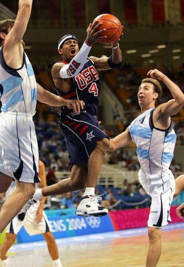 欧文突破造成杀伤球成功，全场尖叫（欧文强突打成2+1，全场沸腾）