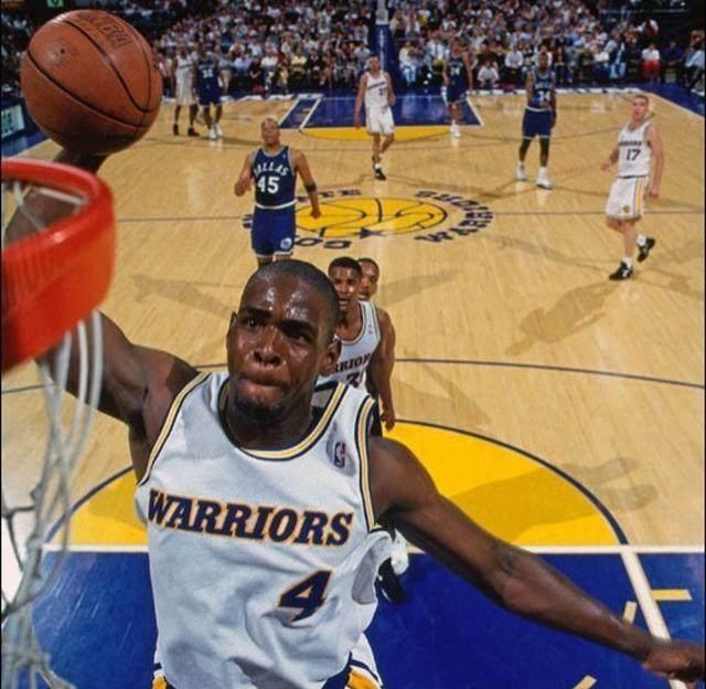 詹姆斯两双数据跻身队史前十，湖人负马刺止步NBA杯八强（詹姆斯两双升至队史前十，湖人不敌马刺无缘NBA杯四强）