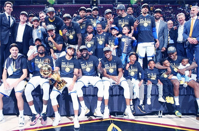 世体：德容与孔德已回国家队报到，其他巴萨球员周二陆续报到（世体：德容、孔德已回各自国家队报到，其余巴萨球员将于周二陆续报到）