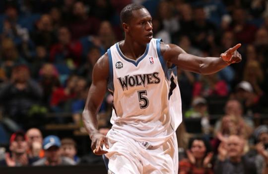 这大坏蛋！海港队庆祝夺冠时，蒋光太扒掉了古斯塔沃的裤子（庆冠夜笑翻场：海港队庆祝时，蒋光太恶作剧拉下古斯塔沃的球裤）