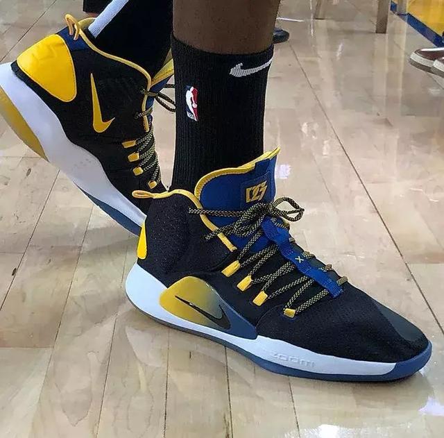 显现功力！新秀奎因弧顶击地妙传阿尔瓦拉多轻松上篮（新秀奎因弧顶击地妙传，阿尔瓦拉多轻松上篮得手）